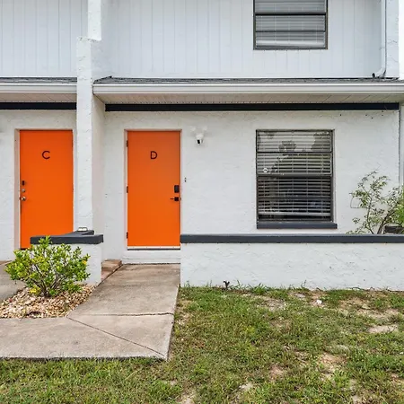 Amazing 2 Bedroom Townhouse Near Beach